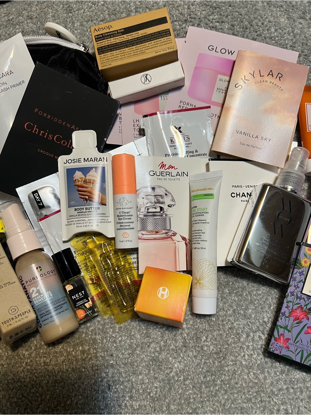 Assorted beauty samples with Olaplex Makeup Bag - Picture 4 of 5